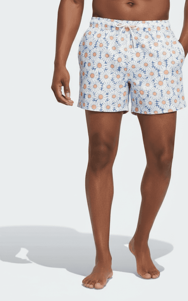 デイジーフローラルパターンスイムトランクホワイト、明るい全面デイジープリント、ショート股下、夏の休日に最適